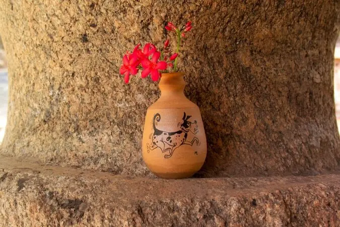 hand-painted-clay-pots-3d